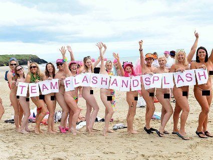 Сотні голих жінок викупалися в морі (відео 18+)