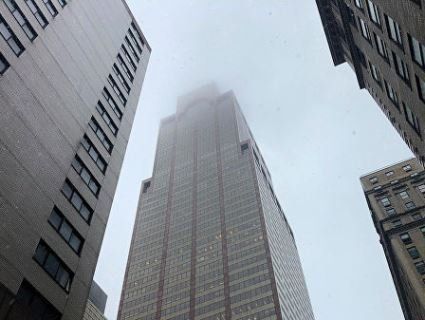 В центрі Нью-Йорка вертоліт врізався в хмарочос  (відео)