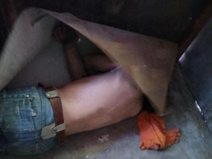 У Дніпрі квартирний злодій намагався сховатися від поліції під лінолеумом (фото)