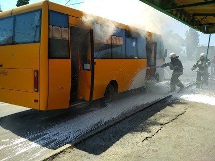 На Дніпропетровщині  маршрутка з людьми загорілася на ходу
