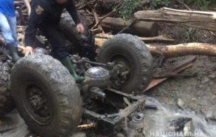 Страшна ДТП із лісовозом на Закарпатті: п’ятеро людей загинули (фото 21+)