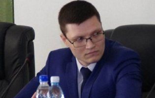 «Бухий у ж*пу»: у Черкасах прокурор рвався помочитися на дівчат у ресторані (відео)