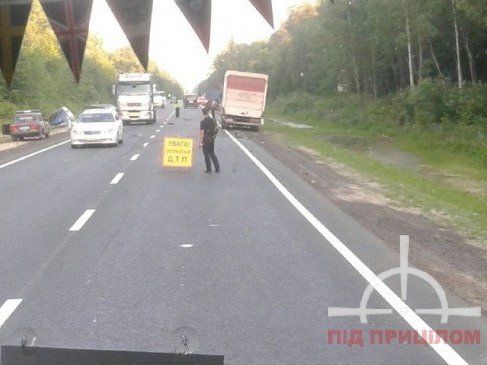 Аварія із постраждалим під Луцьком: вантажівка зім’яла 2 легковики (фото, відео)