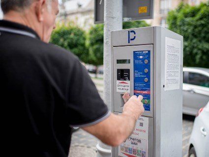 У Львові чоловік намагався обікрасти паркомат (відео)