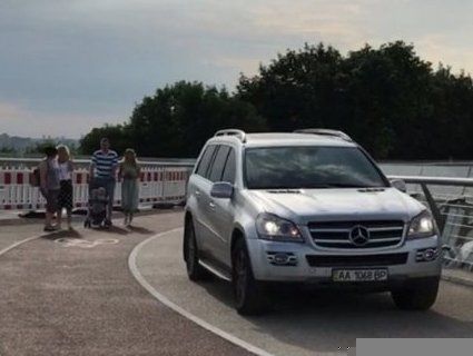 Mercedes Benz проїхав новим пішохідним мостом у Києві