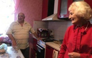 «Ми прості люди...»: журналістка з Казахстану побувала в гостях у батьків Зеленського (фото)