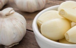 Авторку легкого способу очистити часник вирішили… спалити (відео)