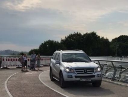 У Києві покарають  водія, який влаштував «покатушки» на скляному мості
