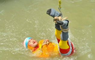 «Індійський Гудіні» втонув у Гангу під час трюку (фото)