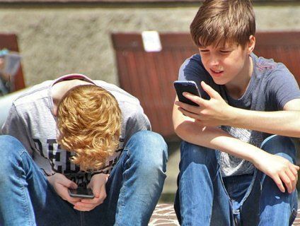 Це не жарт: через сидіння в телефоні у дітей виростають «роги» (фото)