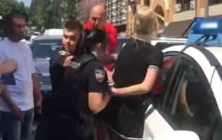Кричала про дитину: у Києві копи «перегнули» із грубим затриманням жінки (відео)