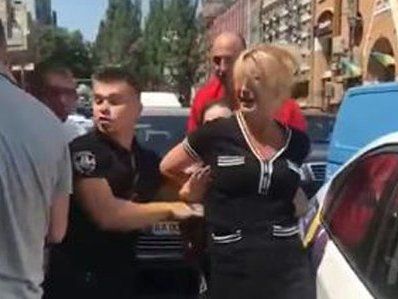 Мажорне подружжя, яке перешкоджало поліції, заплакало в кайданках (відео)
