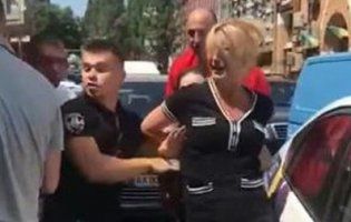Мажорне подружжя, яке перешкоджало поліції, заплакало в кайданках (відео)