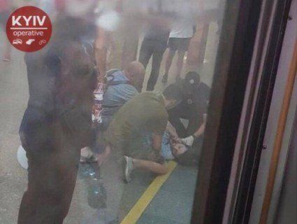 В Києві кривава «НП» у метро: потяг зачепив хлопця (фото)