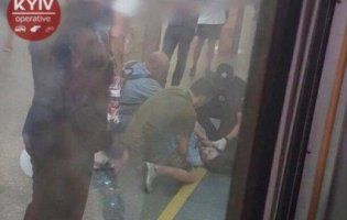 В Києві кривава «НП» у метро: потяг зачепив хлопця (фото)