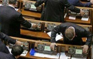 На яку суму штрафуватимуть нардепів за «кнопкодавство» та прогули – закон Зеленського