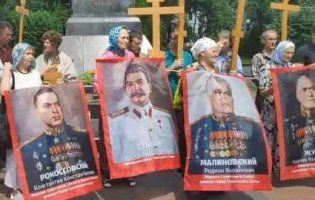 В Києві хресна хода з портретами Сталіна, Жукова, Рокоссовського (відео)