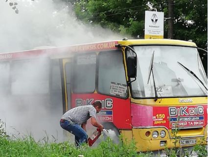 Пасажири панікували: у Луцьку салон маршрутки заповнився димом (фото)