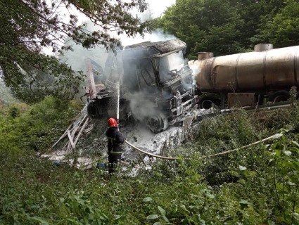 Масштабна ДТП: на Рівненщині після зіткнення згоріли цистерна і фура (фото)