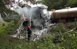 Масштабна ДТП: на Рівненщині після зіткнення згоріли цистерна і фура (фото)