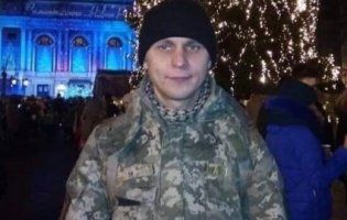 Українські бійці, попри обстріли, забрали тіло загиблого побратима