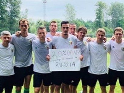 Українські футболісти сфотографувалися з плакатом про російську окупацію (фото)