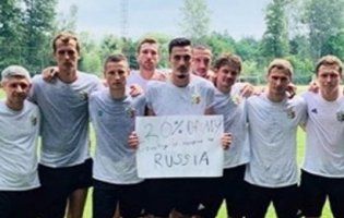 Українські футболісти сфотографувалися з плакатом про російську окупацію (фото)