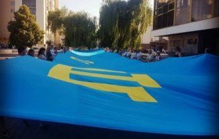 Найбільший у країні кримськотатарський прапор розгорнули в Луцьку (фото)