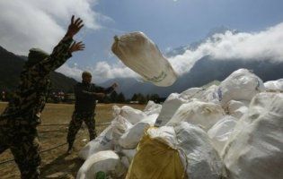 Найвищій горі світу загрожує катастрофа через альпіністів, які накакали 8 тонн (фото)