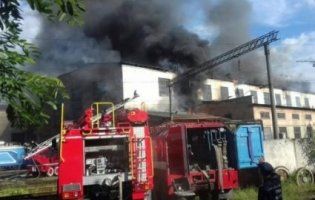 Масштабна пожежа у Львові: із вогнем боролися більше сотні рятувальників (відео)