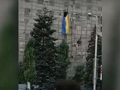 Сміливець у центрі Донецька вивісив прапор України і гучно увімкнув гімн (відео)