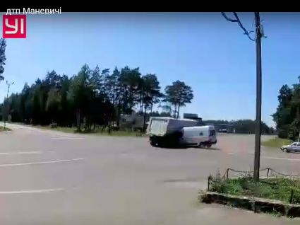 У Маневичах зіткнулися «швидка» та вантажівка (відео)