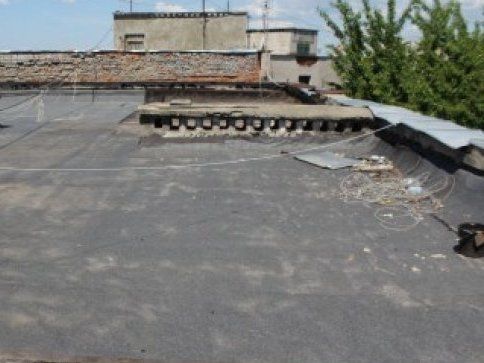За крок від смерті: з даху луцької висотки зняли самогубця (фото)