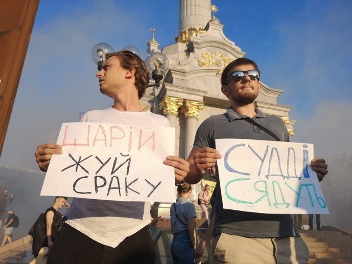 Протести в Києві: на Майдані запалили димові шашки (фото, відео)