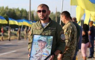 Херсон на колінах зустрів авто із тілом медика, загиблої на фронті (відео)