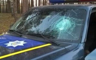 На Рівненщині селяни побили поліцейських автомобілів на 40 тисяч гривень