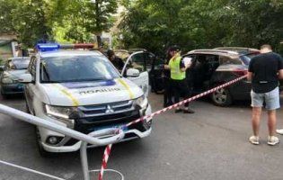 У Києві троє невідомих зі стріляниною вкрали у чоловіка понад мільйон гривень (відео)