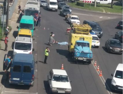 Летальна ДТП: у Луцьку під колесами «аварійки» загинув велосипедист (фото 18+)