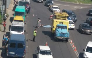 Летальна ДТП: у Луцьку під колесами «аварійки» загинув велосипедист (фото 18+)