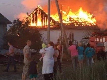 На Рівненщині у багатодітної родини згорів будинок (фото)