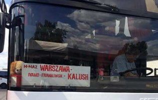 «Не знаєш польської  мови, то не сідай у мій автобус»: горе-водій «забув» пасажирку на заправці