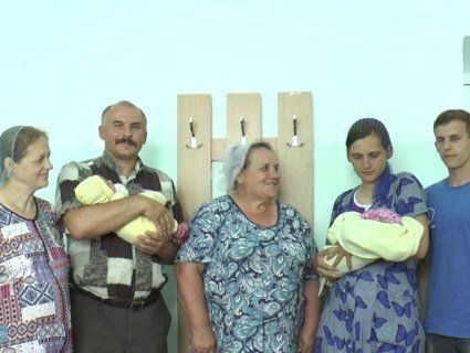 В пологовому на Житомирщині з різницею в годину народили невістка зі свекрухою (відео)