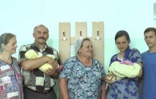В пологовому на Житомирщині з різницею в годину народили невістка зі свекрухою (відео)