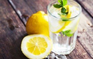 Медики спростували міфи про користь води з лимоном