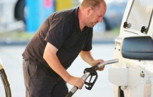 Скільки бензину українці можуть купити на одну зарплату