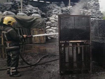 На Рівненщині гасили пожежу в цеху (фото)