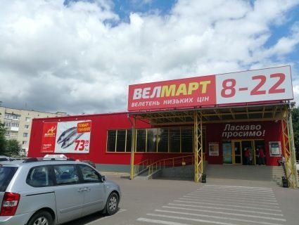 У Луцьку в супермаркеті під виглядом черешні продають гниль, за зауваження – «заламує» охорона (відео)