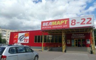 У Луцьку в супермаркеті під виглядом черешні продають гниль, за зауваження – «заламує» охорона (відео)