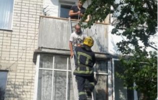 Житель Рівненщини випав з балкона і повис на сусідньому (фото)