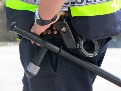 Поліцейське свавілля у Вінниці: «коп» бив чоловіка кийком і змусив присідати (відео)